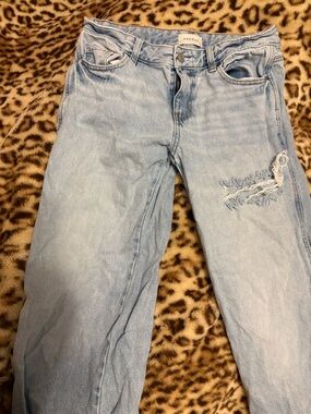 PacSun Light Wash Boyfriend Jeans with Distressed Knee